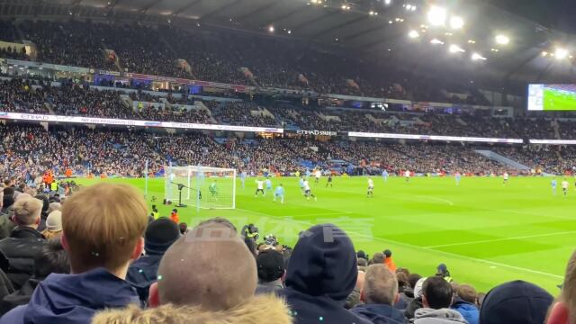  佛罗伦萨主场氛围火爆，球迷助威提振士气