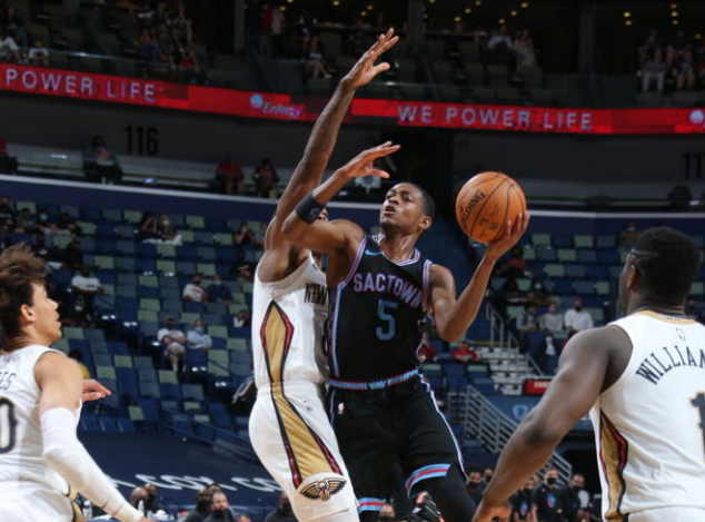  福克斯闪电突破撕裂防线，国王加时险胜鹈鹕